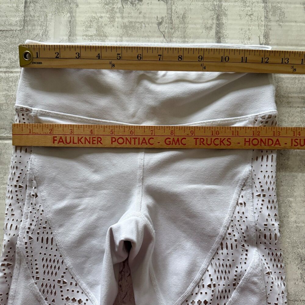 Alo Yoga White High-Waist Charm Capris Laser Cut Sleek Studio Leggings Sz XS - Picture 5 of 7